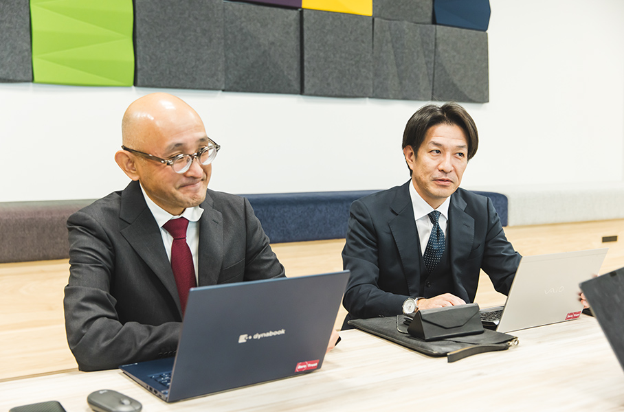 左：デジタルイノベーション事業本部デジタルイノベーション営業統括部副営業統括部長 兼 デジタルイノベーション営業推進部長　伊丹雅哉 様、右：IT基盤技術事業本部IT基盤ビジネス事業部IT基盤営業部長 永松一尚 様