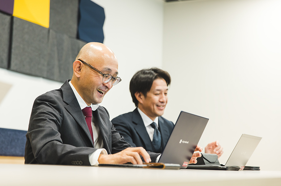 左：デジタルイノベーション事業本部デジタルイノベーション営業統括部副営業統括部長 兼 デジタルイノベーション営業推進部長　伊丹雅哉 様、右：IT基盤技術事業本部IT基盤ビジネス事業部IT基盤営業部長 永松一尚 様